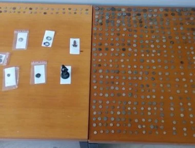Στα χέρια της αστυνομίας 55χρονος για κατοχή 693 αρχαιών νομισμάτων